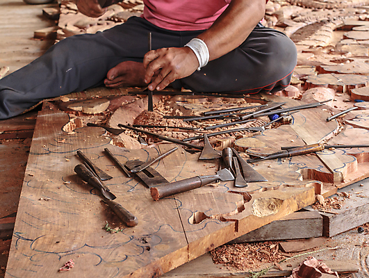 포토 JPG 해외이미지 전통 손 조각 가구 태국 노동자 창조 미술 동양인 사람없음 목재 장식 갈색 공구 업무 작업실 망치 자르기 질감 목공예 잡동사니 수목 이국적 핸드메이드 해외포토 나무 직업 아시아 컬러 생활용품 재료 모션 문화예술 인종 신체부위 도구 작업 공예 파일형식 이미지허브