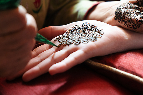 포토 JPG 해외이미지 직업 전통 손 디자인 여자 결혼 패턴 결혼식 미술 사람없음 신체부위 장식 초록색 뷰티 화려 그리기 의식 어플리케이션 인도인 문신 피부 그림 반죽 예술가 원뿔 들러리 내추럴 복잡 힌두교 신청 해외포토 도형 외국인 종교 컬러 컨셉 무늬 모션 문화예술 사람 동양인 이벤트 하객 파일형식 이미지허브