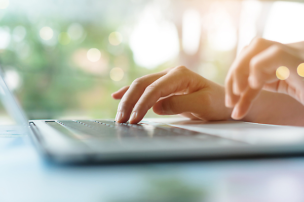 포토 JPG 해외이미지 1 라이프스타일 손 남자 행복 컨셉 셔츠 인터넷 비즈니스 통신 모바일 실내 미소 사람 앉기 사람없음 노트북 스마트폰 핸드폰 컴퓨터 독서 알약 디지털 터치 업무 네트워크 닫기 계획 연결 무선전화기 스마트 집중 보고서 온라인 소셜 해외포토 감정 상의 모션 표정 내부 생활 신체부위 전자제품 스마트기기 약 작업 전화기 파일형식 이미지허브