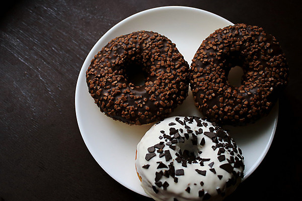 포토 JPG 해외이미지 접시 음식 백그라운드 디저트 기념 사탕 3 사람없음 장식 세트 컬러풀 갈색 우주 케이크 초콜릿 얼음 어둠 빵집 흰색 원형 도넛 달콤 맛 아침식사 가루 설탕 굽기 수집 먹기 컵받침 크림 질감 아몬드 칼로리 기부 반투명 어려움 페스츄리 해로움 해외포토 자연요소 도형 식기 빵 컬러 컨셉 모션 상점 식사 견과류 구이 받침대 파일형식 이미지허브