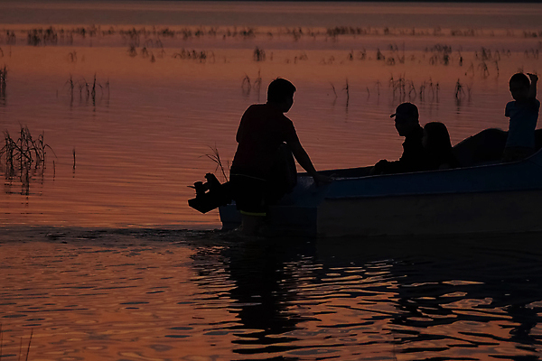 포토 JPG 해외이미지 남자 실루엣 호수 낚시 풍경 야외 세명 여름 강 일몰 보트 어부 낚시꾼 성인남자만 해외포토 직업 계절 배_교통 레저 촬영기법 사람 노을 남자만 성인만 파일형식 이미지허브