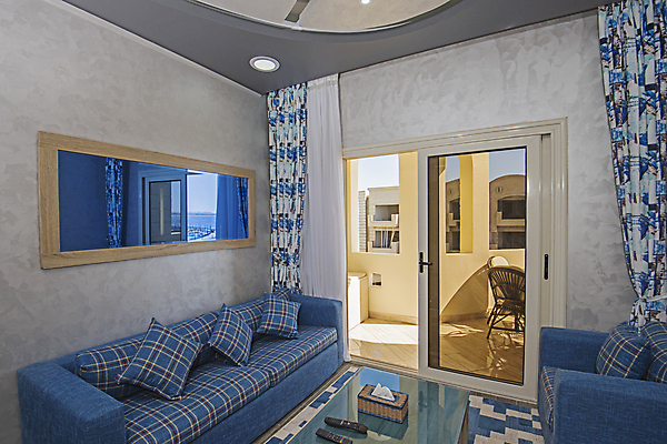 포토 JPG 해외이미지 가구 쿠션 거실 창문 탁자 바닥 주택 실내 사람없음 내부 장식 인테리어 소파 거울 발코니 커튼 휴게실 플랫 해외포토 디자인 생활용품 의자 건물 파일형식 이미지허브