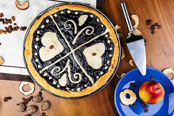 포토 JPG 해외이미지 전통 음식 과일 탁자 디저트 치즈 요리 사람없음 목재 장식 케이크 검은색 견과류 흰색 하트 직물 원형 칼 달콤 잼 굽기 반죽 지역 체코 버터 자두 건포도 고립 이스트 정물화 페스츄리 핸드메이드 해외포토 모양 도형 나무 유럽 빵 컬러 가구 재료 포도 유제품 소스_음식 맛 구이 그림 건과일 파일형식 이미지허브