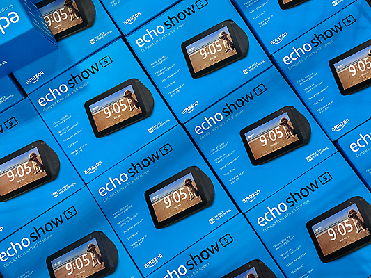 포토 JPG 해외이미지 음악 백그라운드 컨셉 인터넷 일러스트 비즈니스 주택 사람없음 파란색 빛 상자 3D 상점 디지털 확성기 소리 흐름 정보 쓰레기통 구매 볼륨 상품 번개 플라스틱 무선전화기 스마트 오브젝트 서비스 검색 에코 와이파이 쇼 오디오 목소리 고립 아마존 제어 해외일러스트 컬러 재질 날씨 문화예술 건물 전자제품 쇼핑 환경 전화기 디지털합성 무선인터넷 파일형식 이미지허브