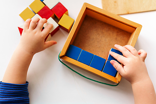 포토 JPG 해외이미지 손 교육 어린이 백그라운드 컨셉 생각 패턴 비즈니스 놀이 탁자 한명 소년 건물 목재 상자 컬러풀 장난감 쌓기 블록 유치원 게임 흰색 아기 작업 조직 큐브 책상 설정 개발 걸음마 해외포토 나무 1 건축물 남자 컬러 가구 무늬 재료 모션 사람 신체부위 파일형식 이미지허브