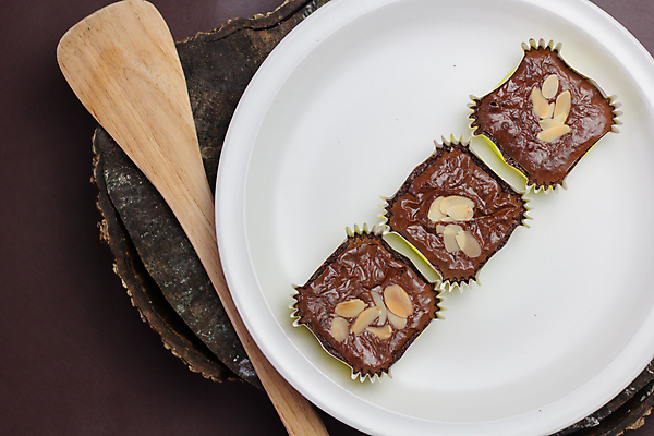 포토 JPG 해외이미지 접시 음식 조각 백그라운드 디저트 요리 사람없음 갈색 쿠키 케이크 초콜릿 검은색 식사 어둠 빵집 흰색 대접 신선 고급 달콤 맛 굽기 먹기 오브젝트 코코아 고립 브라우니 페스츄리 핸드메이드 해외포토 식기 음료 빵 컬러 컨셉 모션 상점 구이 파일형식 이미지허브