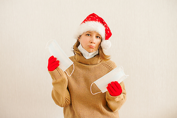 포토 JPG 해외이미지 백인 여자 행복 얼굴 어린이 크리스마스 겨울 산타모자 휴가 새해 주택 가면 성인 사람없음 빨간색 산타클로스 축하 바이러스 보호 12월 전염병 클라우스 해외포토 서양인 모자_잡화 계절 기념일 감정 컬러 컨셉 사람 건물 신체부위 날짜 질병 파일형식 이미지허브