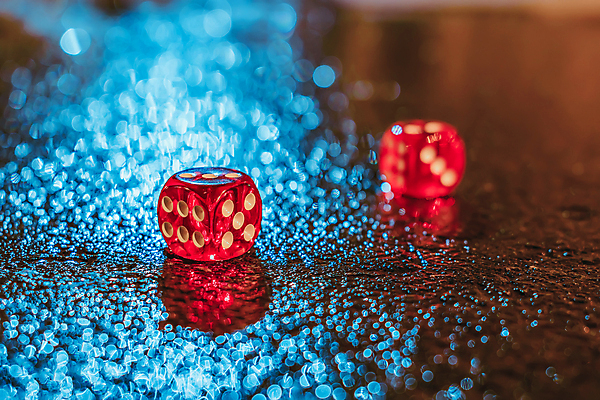 포토 JPG 해외이미지 라이프스타일 도로 컨셉 유리 전등 거리 사람없음 야외 빨간색 파란색 빛 반사 어둠 젖음 광선 게임 도시 행운 쓰레기 야간 저녁 버리기 심볼 큐브 카지노 사인 주사위 흥분 기회 소재 웅덩이 노려봄 복권 블러 효과 해외포토 자연요소 감정 길 컬러 교통시설 모션 재질 놀이 조명 표정 생활 도박 파일형식 이미지허브