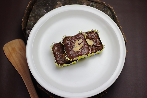 포토 JPG 해외이미지 접시 음식 조각 백그라운드 디저트 요리 사람없음 갈색 쿠키 케이크 초콜릿 검은색 식사 어둠 빵집 흰색 대접 신선 고급 달콤 맛 굽기 먹기 오브젝트 코코아 고립 브라우니 페스츄리 핸드메이드 해외포토 식기 음료 빵 컬러 컨셉 모션 상점 구이 파일형식 이미지허브