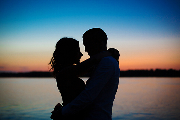 포토 JPG 해외이미지 커플 여자 남자 행복 실루엣 바다 포옹 함께함 상반신 성인 야외 두명 일몰 저녁 성인만 해외포토 감정 컨셉 관계 안기 촬영기법 사람 노을 야간 파일형식 이미지허브