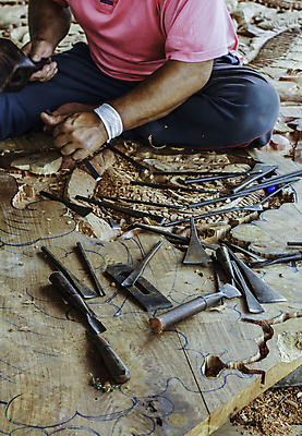 포토 JPG 해외이미지 전통 손 조각 가구 태국 노동자 창조 미술 동양인 사람없음 목재 장식 갈색 공구 업무 작업실 망치 자르기 질감 목공예 잡동사니 수목 이국적 핸드메이드 해외포토 나무 직업 아시아 컬러 생활용품 재료 모션 문화예술 인종 신체부위 도구 작업 공예 파일형식 이미지허브