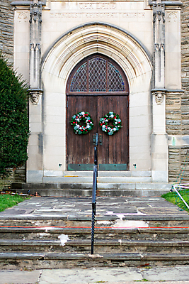 포토 JPG 해외이미지 기독교 종교 크리스마스 겨울 곡선 휴가 출입구 따뜻함 손잡이 사람없음 야외 목재 장식 빨간색 빛 성당 교회 문 축제 화환 희망 활발 화려 우아함 큼 입장 활 아치 초대 환영 단계 강렬 고딕 솜씨 숭배 해외포토 나무 계절 기념일 꽃 감정 선 컬러 컨셉 재료 종교건축 건물 크기 파일형식 이미지허브