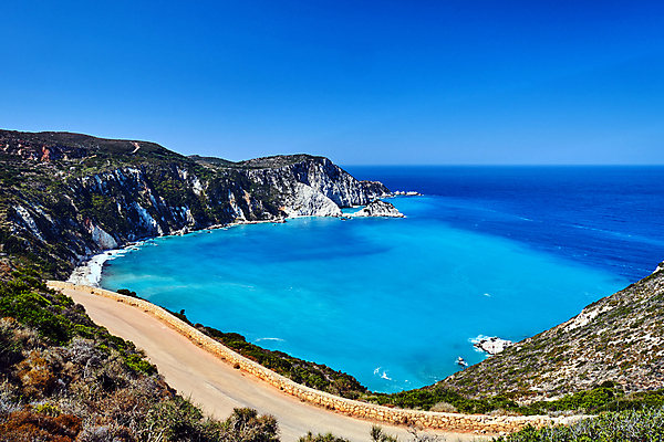 포토 JPG 해외이미지 유럽 도로 모래 바다 섬 하늘 휴가 산 풍경 사람없음 물 파란색 만 지중해 그리스 철조망 석회암 수평선 해외포토 자연요소 나라 길 컬러 교통시설 암석 파일형식 이미지허브