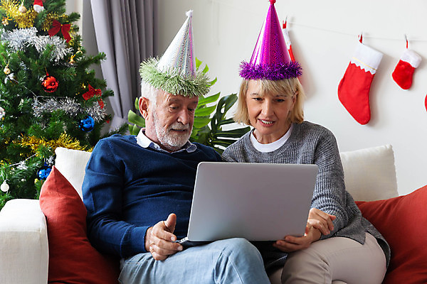 포토 JPG 해외이미지 백인 커플 여자 할아버지 노년 남자 할머니 크리스마스 휴가 함께함 미소 사람 앉기 상반신 두명 노트북 실버라이프 캡모자 노인만 해외포토 서양인 모자_잡화 라이프스타일 기념일 컨셉 관계 모션 표정 성인 전자제품 성인만 파일형식 이미지허브