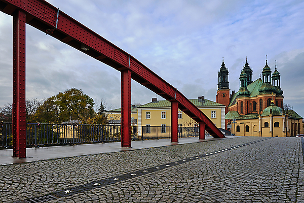 포토 JPG 해외이미지 나무 유럽 종교 벽 십자가 건축양식 하늘 지붕 벽돌 거리 사람없음 건물 성당 교회 탑 바위 도시 보행로 종탑 폴란드 고딕 철강 해외포토 식물 건축물 건축 나라 길 종교건축 돌_바위 파일형식 이미지허브