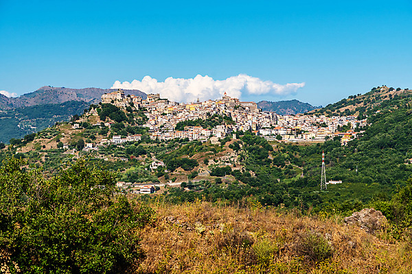 포토 JPG 해외이미지 나무 공원 여행 건축양식 자연 하늘 산 주택 파노라마 협상 풍경 경사 사람없음 야외 건물 여름 도시풍경 교회 마을 골짜기 계곡 이탈리아 시골 도시 중세 지중해 언덕 북쪽 타운 옛날 전국 해외포토 식물 건축물 계절 공공시설 건축 유럽 바다 비즈니스 종교건축 촬영기법 역사 방향 생태계 파일형식 이미지허브