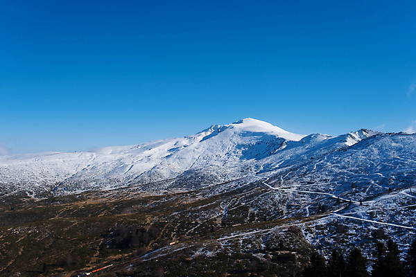 포토 JPG 해외이미지 여행 백그라운드 겨울 자연 하늘 휴가 스키 사람없음 야외 가로 관광지 환경 계곡 얼음 추위 흰색 숲 언덕 산등성이 빙하 서리 산봉우리 전나무 절정 제설기 가문비나무 수평선 해외포토 자연요소 나무 계절 컬러 겨울스포츠 산 생태계 봉우리 제설 파일형식 이미지허브