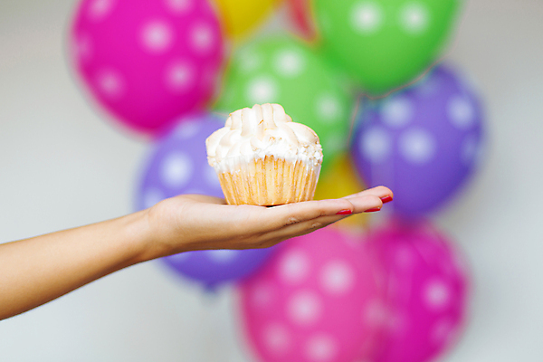 포토 JPG 해외이미지 백인 모델 라이프스타일 여자 행복 감정 분홍색 백그라운드 휴가 기념 폭죽 미소 웃음 사람 이벤트 성인 사람없음 컬러풀 뷰티 파티 유행 케이크 축제 놀람 기쁨 축하 잡기 생일 화려 컵케이크 긍정 풍선 고립 스타일 해외포토 서양인 기념일 컬러 컨셉 모션 디저트 표정 생활 파일형식 이미지허브