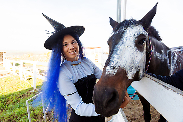 포토 JPG 해외이미지 백인 드레스 옷 휴가 뼈 골격 한명 미소 사람 파란색 농장 검은색 축제 어둠 할로윈 마법사 축하 중세 마녀 공상 마법 나쁜 러시아인 옛날 캡모자 스타일 해외포토 서양인 모자_잡화 1 컬러 컨셉 농업 표정 역사 파일형식 이미지허브