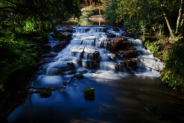 포토 JPG 해외이미지 나무 공원 잎 모션 자연 영국 잉글랜드 풍경 사람없음 야외 초록색 물 폭포 젖음 흐름 가을 바위 개울 숲 작음 런던 장노출 암초 해외포토 자연요소 식물 계절 공공시설 유럽 컬러 컨셉 촬영기법 강 돌_바위 크기 생태계 파일형식 이미지허브