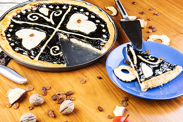 포토 JPG 해외이미지 1 전통 음식 조각 과일 탁자 디저트 치즈 요리 사람없음 목재 장식 케이크 검은색 견과류 흰색 하트 직물 원형 칼 달콤 잼 자르기 굽기 반죽 지역 체코 버터 자두 건포도 고립 이스트 정물화 페스츄리 핸드메이드 해외포토 모양 도형 나무 유럽 빵 컬러 가구 재료 모션 포도 유제품 소스_음식 맛 구이 그림 건과일 파일형식 이미지허브