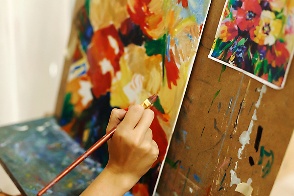 포토 JPG 해외이미지 손 미술 들기 취미 아웃포커스 신체부위 잡기 붓 작업 그리기 이젤 그림 캔버스 해외포토 모션 문화예술 촬영기법 사람 미술도구 파일형식 이미지허브