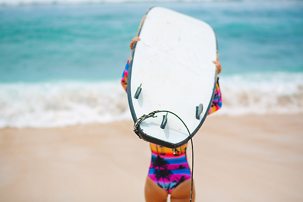 포토 JPG 해외이미지 주간 여자 수영복 파도 바다 한명 들기 상반신 성인 야외 뒷모습 서핑보드 서핑 성인여자한명만 해외포토 자연요소 1 옷 뷰포인트 모션 사람 수상스포츠 보드_스포츠 여자한명만 성인여자만 파일형식 이미지허브