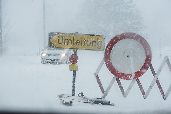 포토 JPG 해외이미지 계절 도로 겨울 교통시설 모바일 날씨 거리 안전 사람없음 얼음 추위 보호 위험 예방 서리 눈내림 겨울풍경 해외포토 자연요소 길 교통 컨셉 눈_날씨 풍경 시설 파일형식 이미지허브