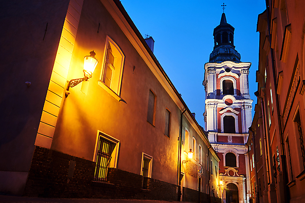 포토 JPG 해외이미지 구름 유럽 종교 십자가 건축양식 창문 하늘 조명 거리 사람없음 건물 교회 탑 바위 램프 도시 보행로 야간 좁은 종탑 폴란드 바로크 조언 해외포토 자연요소 건축물 건축 나라 길 종교건축 돌_바위 파일형식 이미지허브