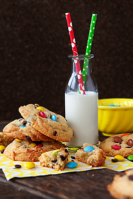 포토 JPG 해외이미지 음식 사탕 사람없음 세로 컬러풀 쿠키 케이크 초콜릿 우유 달콤 맛 설탕 굽기 뿌리기 레시피 핸드메이드 해외포토 컬러 컨셉 모션 디저트 유제품 구이 파일형식 이미지허브