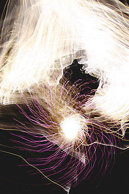 포토 JPG 해외이미지 모양 유럽 선 이동 모션 하늘 추상 불꽃 천사 전등 사람없음 파란색 빛 반짝임 컬러풀 파티 어둠 줄무늬 활발 기쁨 에너지 광선 축하 주름 변화 스페인 입자 야간 폭발 진동 역동적 쇼 마법 야광 현상 효과 해외포토 자연요소 감정 나라 컬러 컨셉 무늬 불 조명 이벤트 파일형식 이미지허브