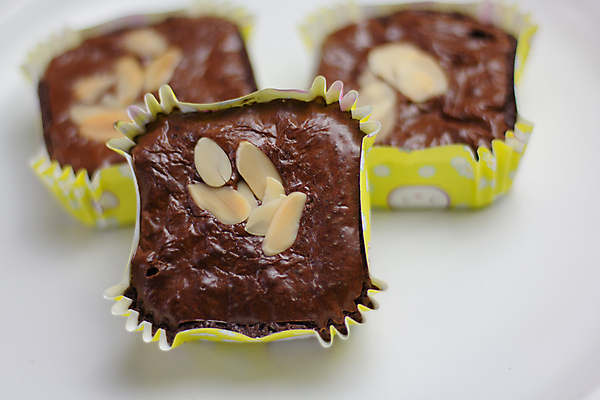 포토 JPG 해외이미지 접시 음식 조각 백그라운드 디저트 요리 사람없음 갈색 쿠키 케이크 초콜릿 검은색 식사 어둠 빵집 흰색 대접 신선 고급 달콤 맛 굽기 먹기 오브젝트 코코아 고립 브라우니 페스츄리 핸드메이드 해외포토 식기 음료 빵 컬러 컨셉 모션 상점 구이 파일형식 이미지허브