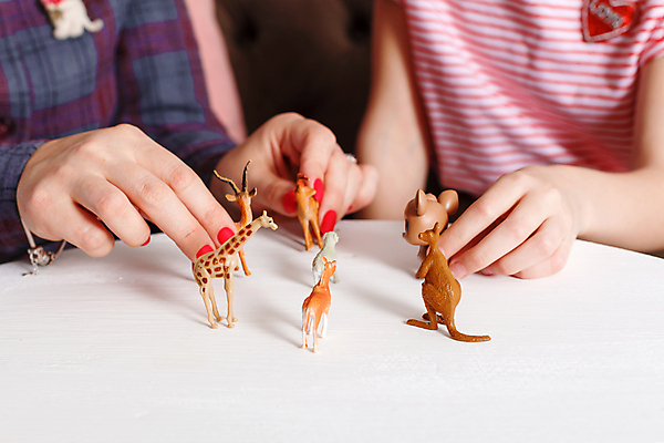 포토 JPG 해외이미지 직업 여자 행복 감정 어린이 통신 관계 대화 미소 사람 앉기 사람없음 치료 약 방 듣기 모임 환자 의사 토론 상담 방문 문제 테라피 우울증 정신과 정신과의사 지원 치료사 헬프 카운슬러 해외포토 의학 모션 표정 병원 말하기 뷰티 의료진 도움 질병 상담원 파일형식 이미지허브