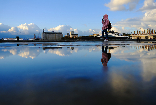 포토 JPG 해외이미지 라이프스타일 여자 파도 바다 청소년 자연 하늘 바람 날씨 휴식 스트레스 한명 서기 사람없음 야외 물 파란색 뷰티 환경 항구 어둠 재킷 터치 슬픔 도시 고독 필름 미녀 명상 폭풍 문제 우울증 혼자 여자만 수평선 해외포토 자연요소 1 감정 컬러 컨셉 교통시설 모션 사람 생활 외투 질병 미인 생태계 파일형식 이미지허브