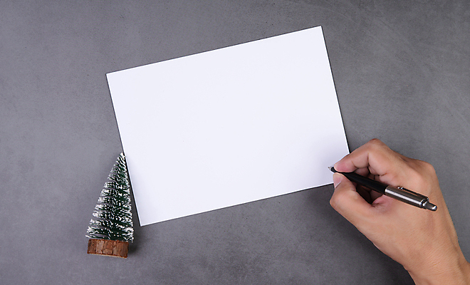 포토 JPG 해외이미지 손 종이 크리스마스 장신구 새해 프레임 선물 사람없음 벚꽃 나뭇가지 소나무 솔방울 목업 해외포토 나무 기념일 꽃 신체부위 파일형식 이미지허브