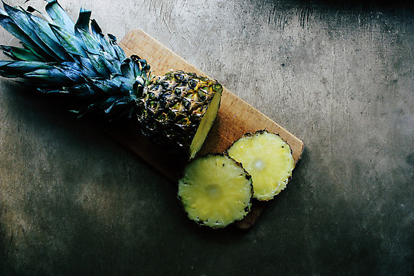 포토 JPG 해외이미지 디자인 음식 조각 백그라운드 잎 다이어트 과일 탁자 디저트 프레임 도마 건강 관리 사람 사람없음 목재 파란색 노란색 우주 신선 달콤 자르기 파인애플 질감 날것 슬라이스 건강식 내추럴 숙성 영양분 이국적 해외포토 나무 식물 컬러 가구 재료 모션 주방용품 맛 열대과일 파일형식 이미지허브