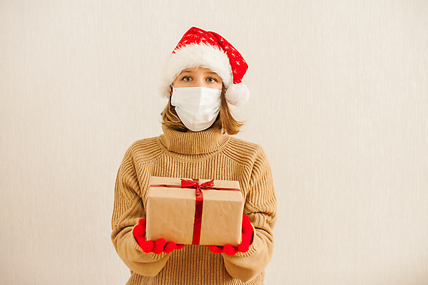 포토 JPG 해외이미지 백인 여자 행복 얼굴 어린이 크리스마스 겨울 산타모자 휴가 새해 주택 가면 성인 사람없음 빨간색 산타클로스 축하 바이러스 보호 12월 전염병 클라우스 해외포토 서양인 모자_잡화 계절 기념일 감정 컬러 컨셉 사람 건물 신체부위 날짜 질병 파일형식 이미지허브