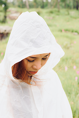 포토 JPG 해외이미지 백인 1 여자 감정 아시아 태국 자연 한명 서기 사람 동양인 성인 야외 뷰티 젖음 추위 흰색 닫기 숲 시원함 싱글 내추럴 혼자 해외포토 서양인 나라 컬러 모션 인종 생태계 파일형식 이미지허브