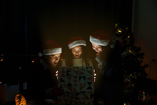 포토 JPG 해외이미지 나무 백인 라이프스타일 딸 행복 얼굴 어린이 백그라운드 컨셉 크리스마스 가족 엄마 불 휴가 새로움 주택 함께함 선물 사람 내부 장식 빨간색 세명 빛 상자 산타클로스 저녁식사 어둠 놀람 표현 오픈 아빠 야간 연도 주기 벽난로 마법 클라우스 해외포토 자연요소 서양인 식물 기념일 감정 컬러 관계 모션 표정 건물 생활 신체부위 식사 파일형식 이미지허브