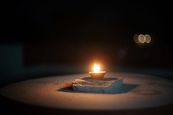 포토 JPG 해외이미지 전통 디자인 행복 아시아 종교 문화 백그라운드 촛불 불 휴가 불꽃 조명 따뜻함 사람없음 장식 빛 컬러풀 평화 축제 어둠 램프 축하 인사 영혼 야간 보케 점토 빛망울 연소 광 등잔 숭배 힌두교 해외포토 자연요소 감정 나라 컬러 컨셉 초 예절 파일형식 이미지허브