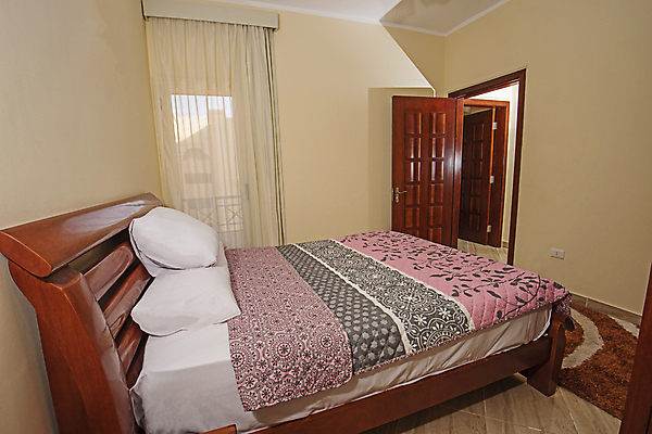 포토 JPG 해외이미지 벽 가구 건축양식 창문 베개 탁자 아파트 주택 실내 사람없음 내부 목재 장식 인테리어 문 카펫 침실 방 침대 커튼 고급 매트리스 해외포토 나무 디자인 건축 생활용품 컨셉 재료 침구 건물 파일형식 이미지허브