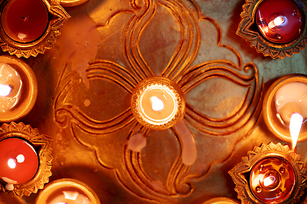 포토 JPG 해외이미지 전통 행복 종교 문화 패턴 불 휴가 따뜻함 사람없음 장식 빛 평화 축제 램프 축하 황금 야간 인도인 문학 점토 연소 광 등잔 핸드메이드 힌두교 해외포토 자연요소 외국인 감정 컨셉 무늬 조명 동양인 파일형식 이미지허브