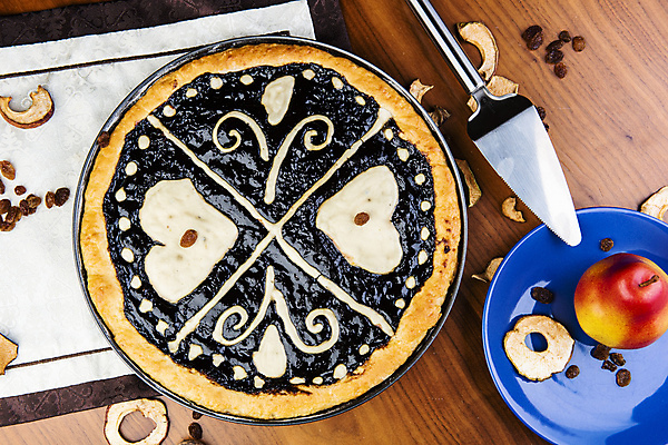 포토 JPG 해외이미지 전통 음식 과일 탁자 디저트 치즈 요리 사람없음 목재 장식 케이크 검은색 견과류 흰색 하트 직물 원형 칼 달콤 잼 굽기 반죽 지역 체코 버터 자두 건포도 고립 이스트 정물화 페스츄리 핸드메이드 해외포토 모양 도형 나무 유럽 빵 컬러 가구 재료 포도 유제품 소스_음식 맛 구이 그림 건과일 파일형식 이미지허브