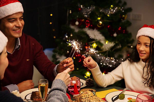 포토 JPG 해외이미지 손 여자 남자 딸 행복 어린이 음식 백그라운드 컨셉 크리스마스 가족 탁자 엄마 불 휴가 새로움 폭죽 웃음 사람 세명 빛 파티 크래커 식사 저녁식사 축하 잡기 생일 그룹 아빠 야간 저녁 연도 해외포토 자연요소 기념일 감정 가구 관계 모션 표정 이벤트 신체부위 쿠키 파일형식 이미지허브
