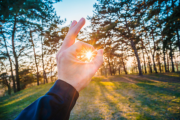 포토 JPG 해외이미지 구름 라이프스타일 손 실루엣 별 여행 백그라운드 컨셉 겨울 손가락 자연 하늘 따뜻함 사람 풍경 사람없음 파란색 빛 햇빛 태양 일몰 흰색 저녁 숲 심볼 해외포토 자연요소 계절 컬러 촬영기법 생활 신체부위 노을 야간 생태계 파일형식 이미지허브