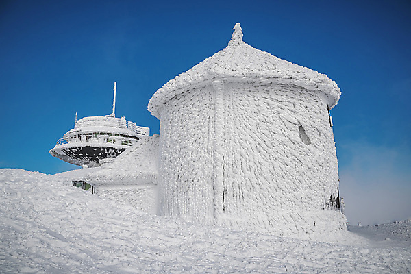 포토 JPG 해외이미지 캐릭터 종교 겨울 자연 하늘 생물 산 사람없음 건물 파란색 세트 태양 일몰 정상 저녁 언덕 체코 보호구역 사당 절정 눈내림 해외포토 자연요소 건축물 계절 유럽 컬러 눈_날씨 노을 야간 생태계 구역 파일형식 이미지허브