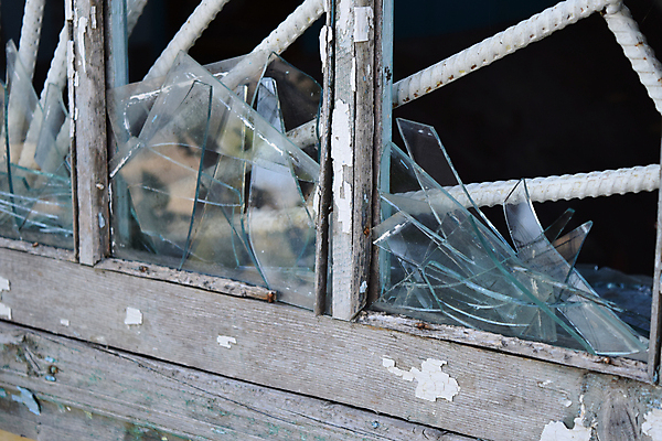 포토 JPG 해외이미지 외관 산업 벽 포즈 백그라운드 건축양식 창문 유리 날씨 프레임 사람없음 건물 목재 손상 바위 도시 구멍 작업실 동굴 균열 위험 큼 버리기 부식 스크래치 찌그러짐 교외 구식 깨짐 단절 소셜 썩음 옛날 콘크리트 해외포토 나무 건축물 건축 컨셉 재료 모션 재질 돌_바위 크기 파일형식 이미지허브