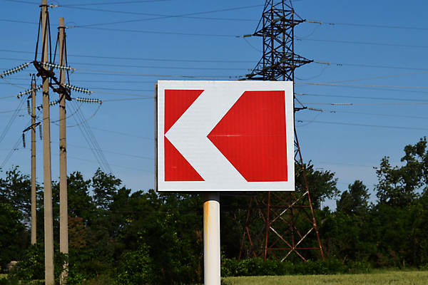 포토 JPG 해외이미지 1 도로 벽 벽돌 영국 화살 사람없음 파란색 운전 도시 고속도로 암호 방향 심볼 사인 법 규칙 바둑 네비게이션 규정 방법 콘크리트 해외포토 유럽 길 컬러 교통시설 모션 놀이 파일형식 이미지허브