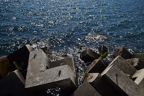 포토 JPG 해외이미지 모양 벽 파도 바다 섬 건축양식 자연 하늘 아침 안전 풍경 사람없음 건물 빨간색 물 파란색 항구 블록 추위 바위 만 스페인 보호 지중해 큐브 방파제 정사각형 시멘트 장면 폭풍 직사각형 바르셀로나 종료 엘리먼트 콘크리트 해외포토 주간 자연요소 도형 건축물 공공시설 건축 유럽 컬러 컨셉 교통시설 날씨 돌_바위 생태계 파일형식 이미지허브