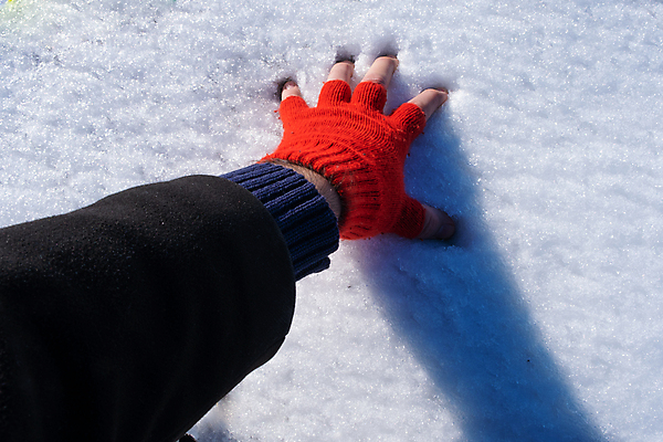 포토 JPG 해외이미지 손 옷 계절 장갑 크리스마스 겨울 장난 손가락 자연 놀이 휴가 한명 사람 이벤트 사람없음 야외 신체부위 가로 빨간색 냉동 얼음 기쁨 흰색 잡기 눈송이 던지기 12월 서리 솜털 적재 눈덩이 카피스페이스 손모아장갑 해외포토 자연요소 1 잡화 기념일 감정 컬러 모션 눈_날씨 공백 날짜 생태계 파일형식 이미지허브